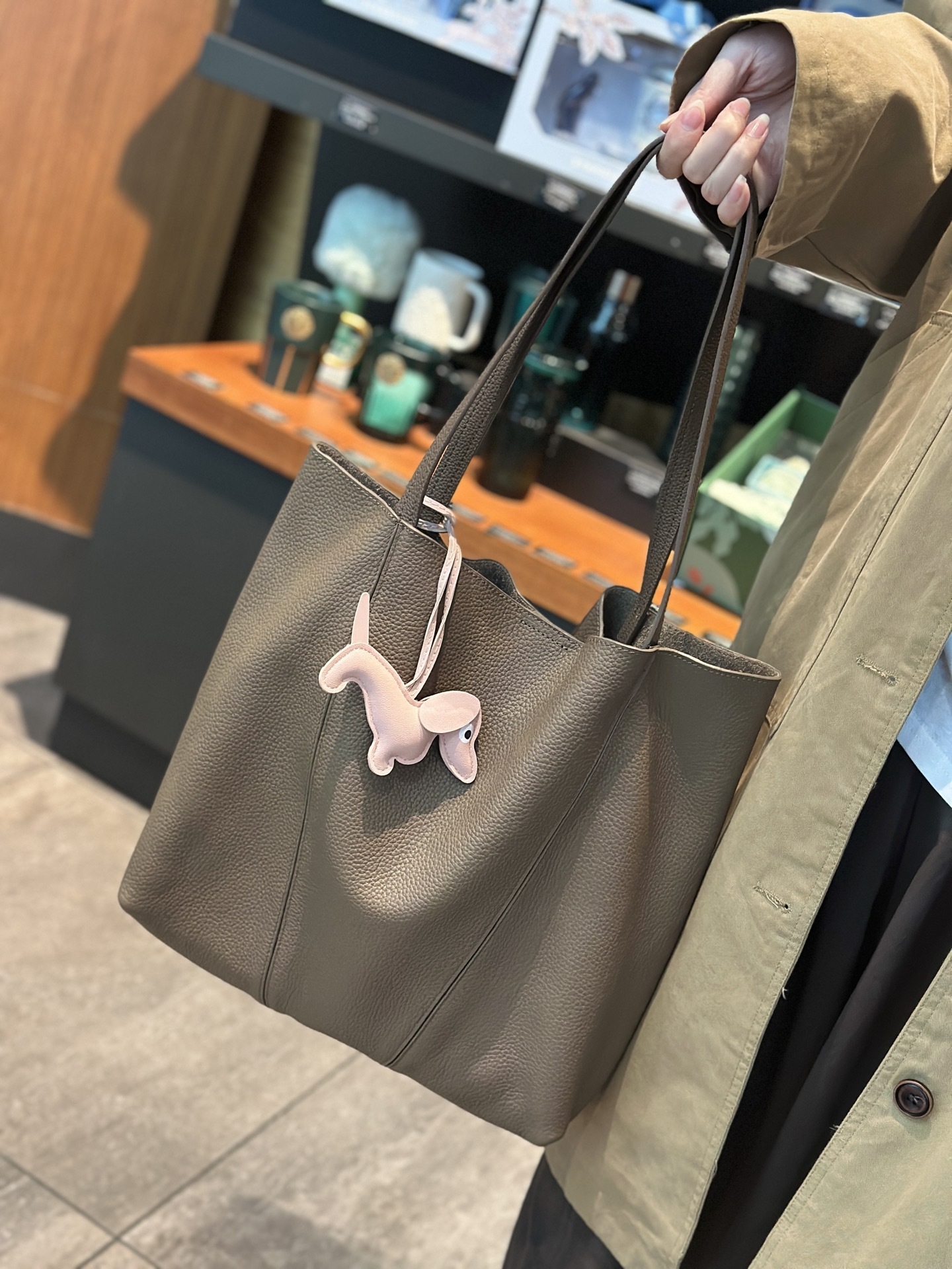 Top-grain Leather Tote Bag, High-end Feel, Large Capacity, Perfect For Commuting And Shopping, Casual And Minimalistic, Versatile Genuine Leather Mother-and-child Bag For Women - Image 3