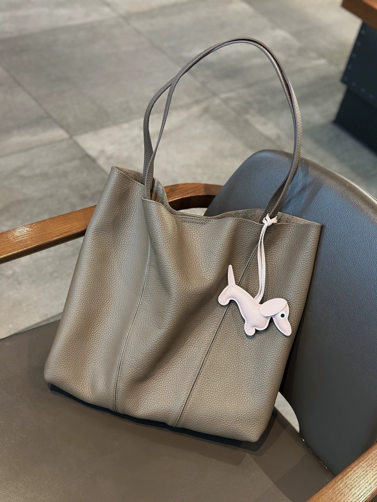 Top-grain Leather Tote Bag, High-end Feel, Large Capacity, Perfect For Commuting And Shopping, Casual And Minimalistic, Versatile Genuine Leather Mother-and-child Bag For Women - Image 2